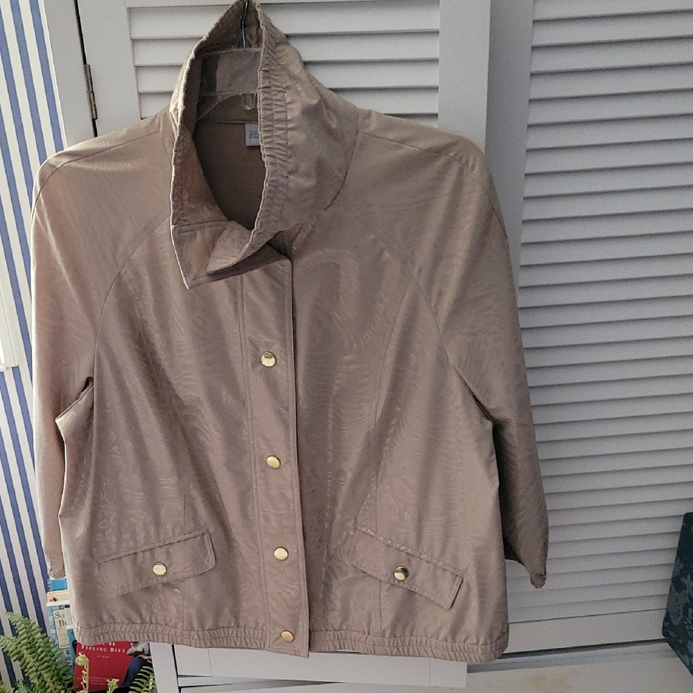 Chico's Tone-On-Tone Animal Print Utility Jkt Light Wt. & Casual w/Gold Snaps.